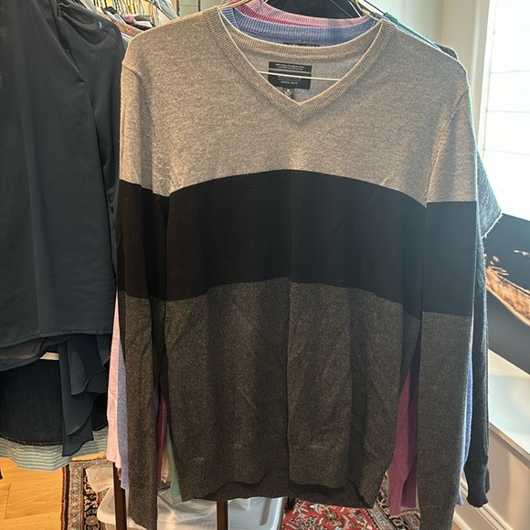 Men’s Nordstrom wool v-neck, medium - Picture 1 of 3